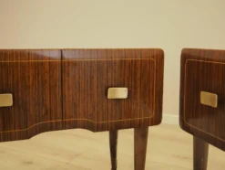 Deux tables de chevet, placage en acajou, Italie, années 1970