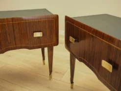 Deux tables de chevet, placage en acajou, Italie, années 1970