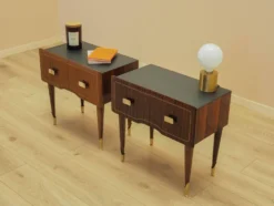 Deux tables de chevet, placage en acajou, Italie, années 1970
