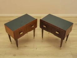 Deux tables de chevet, placage en acajou, Italie, années 1970