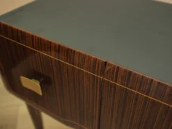 Deux tables de chevet, placage en acajou, Italie, années 1970