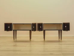 Deux tables de chevet, placage en acajou, Italie, années 1970