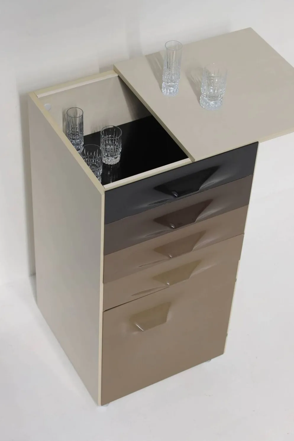DF2000 trolley bar cabinet by Raymond Loewy for the Doubinsky Frères 1968