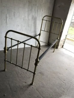 Divan vintage en laiton doré jaune, lit simple années 1960, France / République tchèque