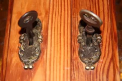 Double-corps vaisselier en pin verni tons soleil