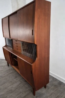 Double enfilade bar en teck par Poul M. Jessen pour PMJ Viby, Danemark, 1950.