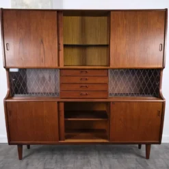Double enfilade bar en teck par Poul M. Jessen pour PMJ Viby, Danemark, 1950.