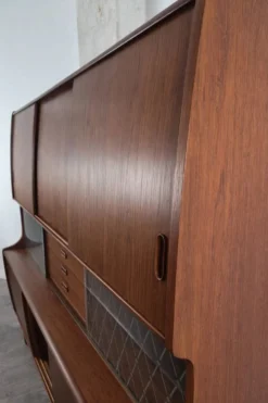 Double enfilade bar en teck par Poul M. Jessen pour PMJ Viby, Danemark, 1950.