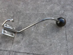 Double patère en bois et métal porte manteau