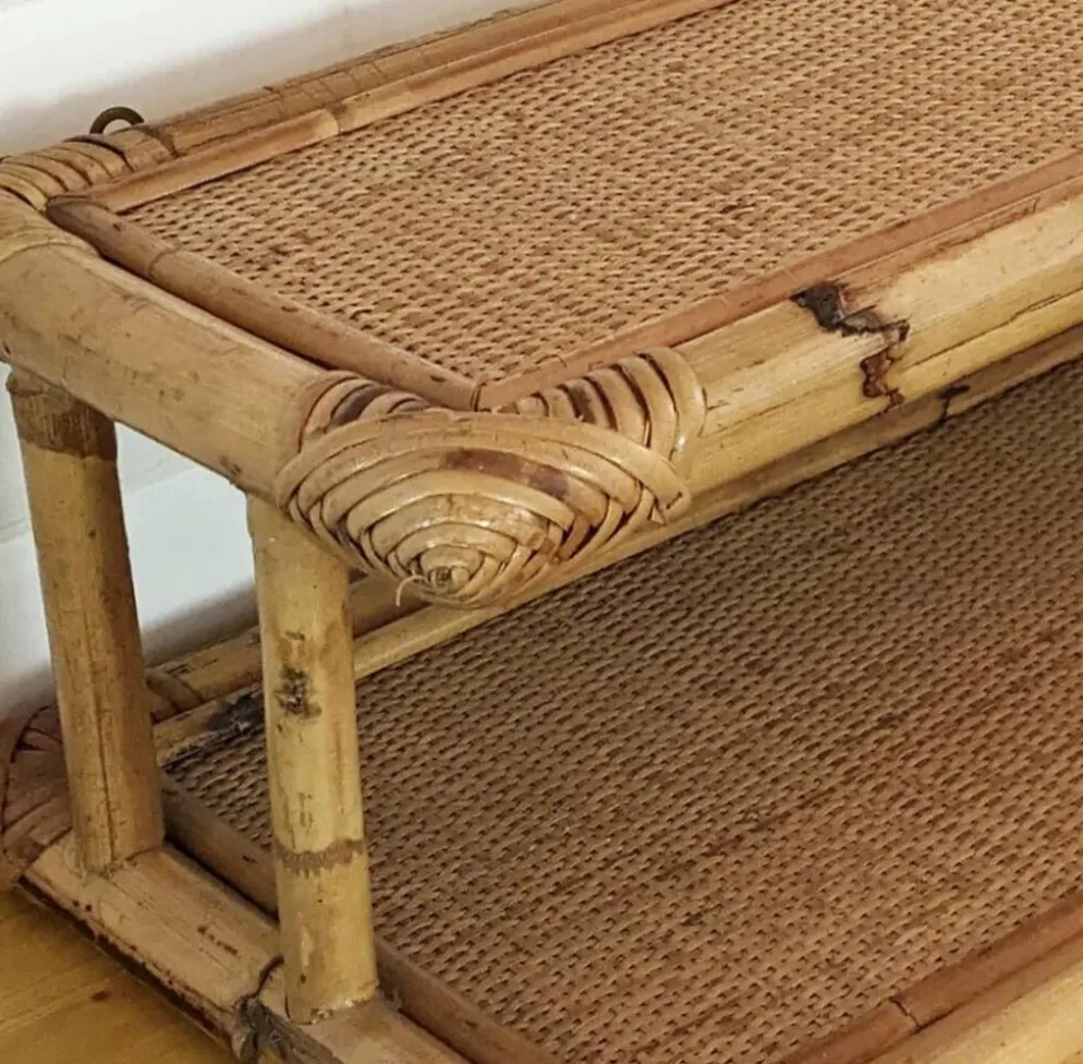 Double étagère vintage en rotin.