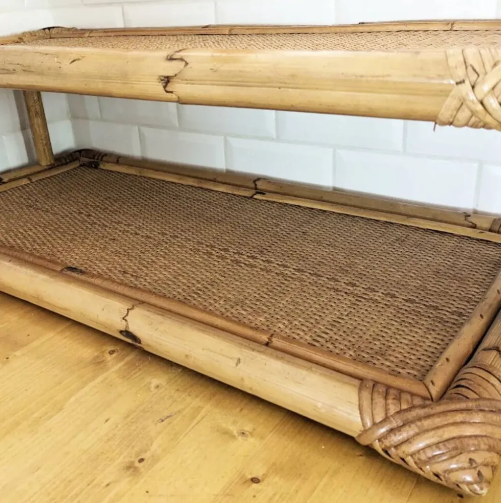 Double étagère vintage en rotin.