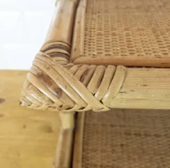 Double étagère vintage en rotin.