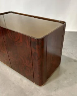 Dry Bar en loupe de noyer et laiton à plateau miroir, Italie 1970