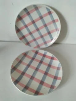 Duo assiettes dessert Moulin des Loups décor nappe rose grise