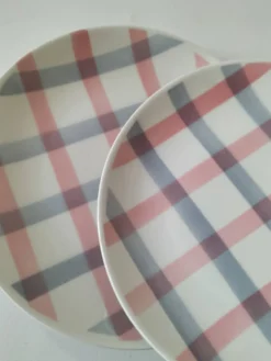 Duo assiettes dessert Moulin des Loups décor nappe rose grise