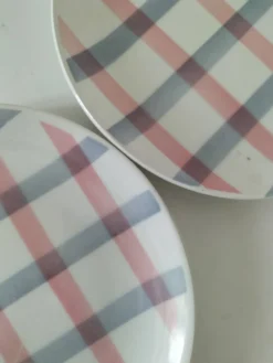Duo assiettes dessert Moulin des Loups décor nappe rose grise