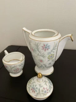 Duo cafetière et pot à lait en porcelaine anglaise Minton, modèle "Vanessa"