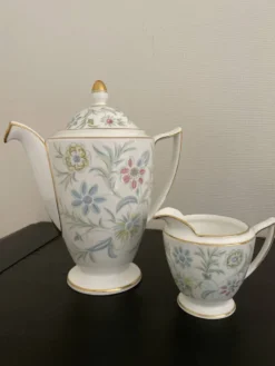Duo cafetière et pot à lait en porcelaine anglaise Minton, modèle "Vanessa"