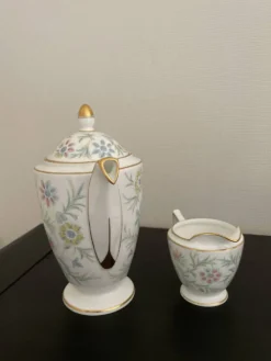 Duo cafetière et pot à lait en porcelaine anglaise Minton, modèle 