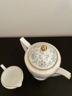 Duo cafetière et pot à lait en porcelaine anglaise Minton, modèle 