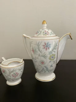 Duo cafetière et pot à lait en porcelaine anglaise Minton, modèle 