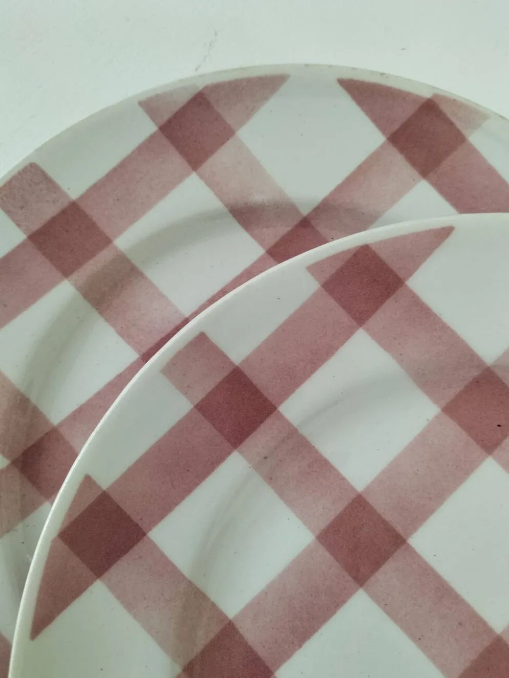 Duo d’assiettes à dessert Moulin des Loups modèle Nappe rose – années 1950