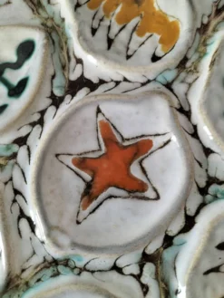 Duo d'assiettes à huîtres MBFA Pornic modèle Penerff, années 60-70