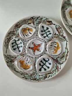 Duo d'assiettes à huîtres MBFA Pornic modèle Penerff, années 60-70