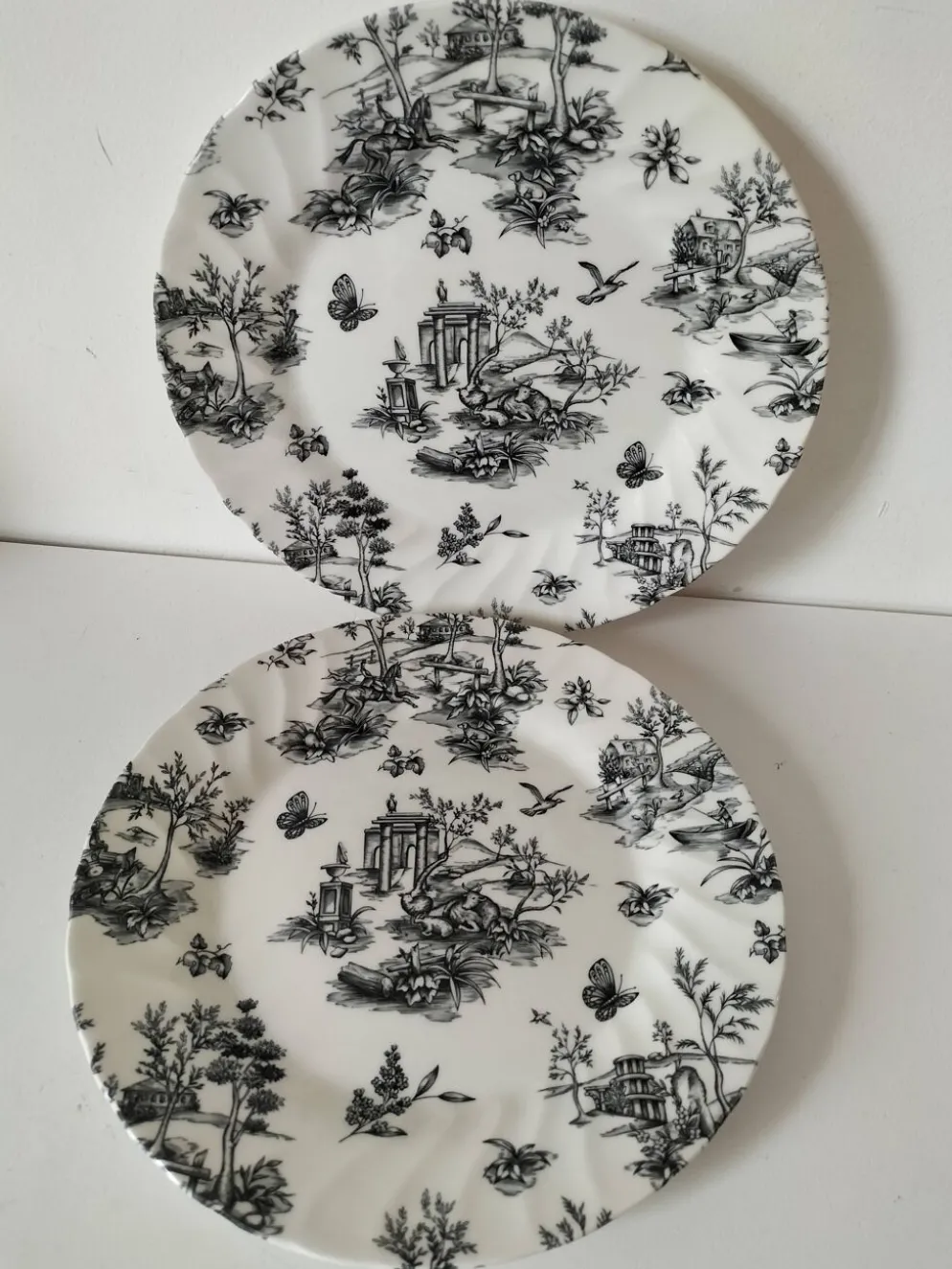 Duo d’assiettes noir et blanc façon toile de Jouy