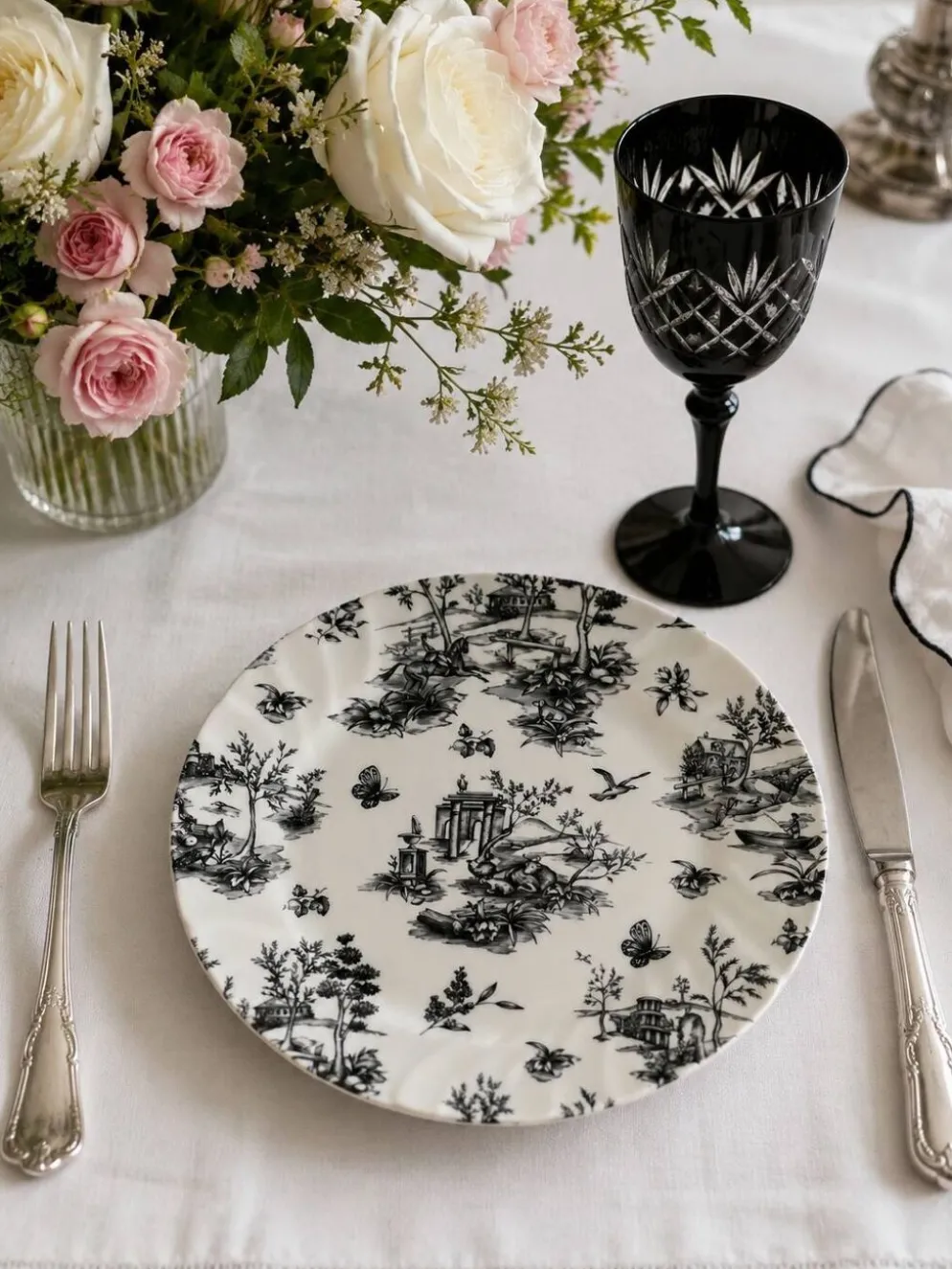 Duo d’assiettes noir et blanc façon toile de Jouy