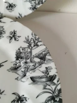 Duo d’assiettes noir et blanc façon toile de Jouy