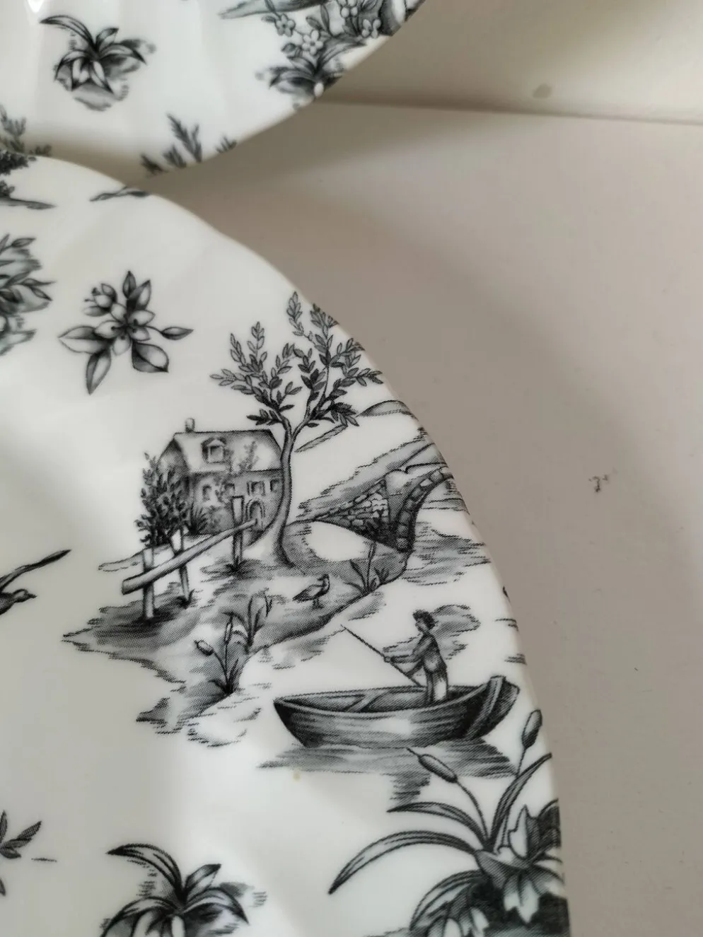 Duo d’assiettes noir et blanc façon toile de Jouy