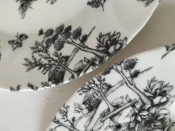 Duo d’assiettes noir et blanc façon toile de Jouy