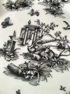 Duo d’assiettes noir et blanc façon toile de Jouy