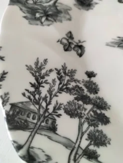 Duo d’assiettes noir et blanc façon toile de Jouy