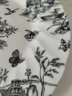 Duo d’assiettes noir et blanc façon toile de Jouy