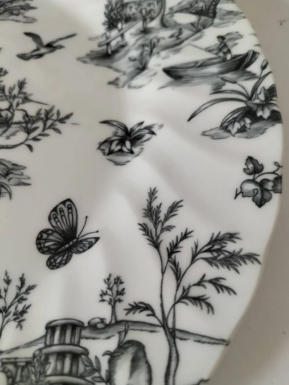 Duo d’assiettes noir et blanc façon toile de Jouy