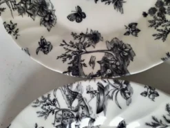 Duo d’assiettes noir et blanc façon toile de Jouy