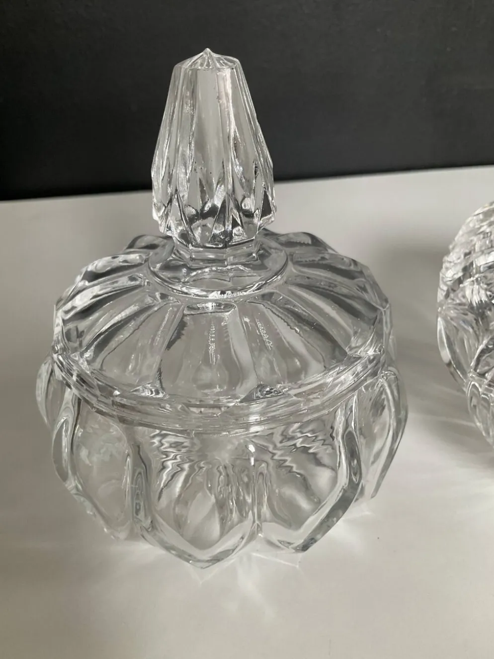 Duo de bonbonnières vintage en cristal et verre