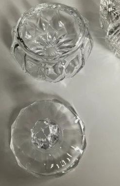 Duo de bonbonnières vintage en cristal et verre