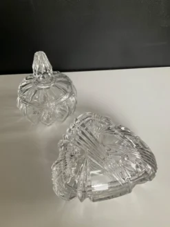 Duo de bonbonnières vintage en cristal et verre