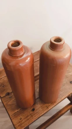 Duo de bouteilles anciennes en grès • Vases Soliflore