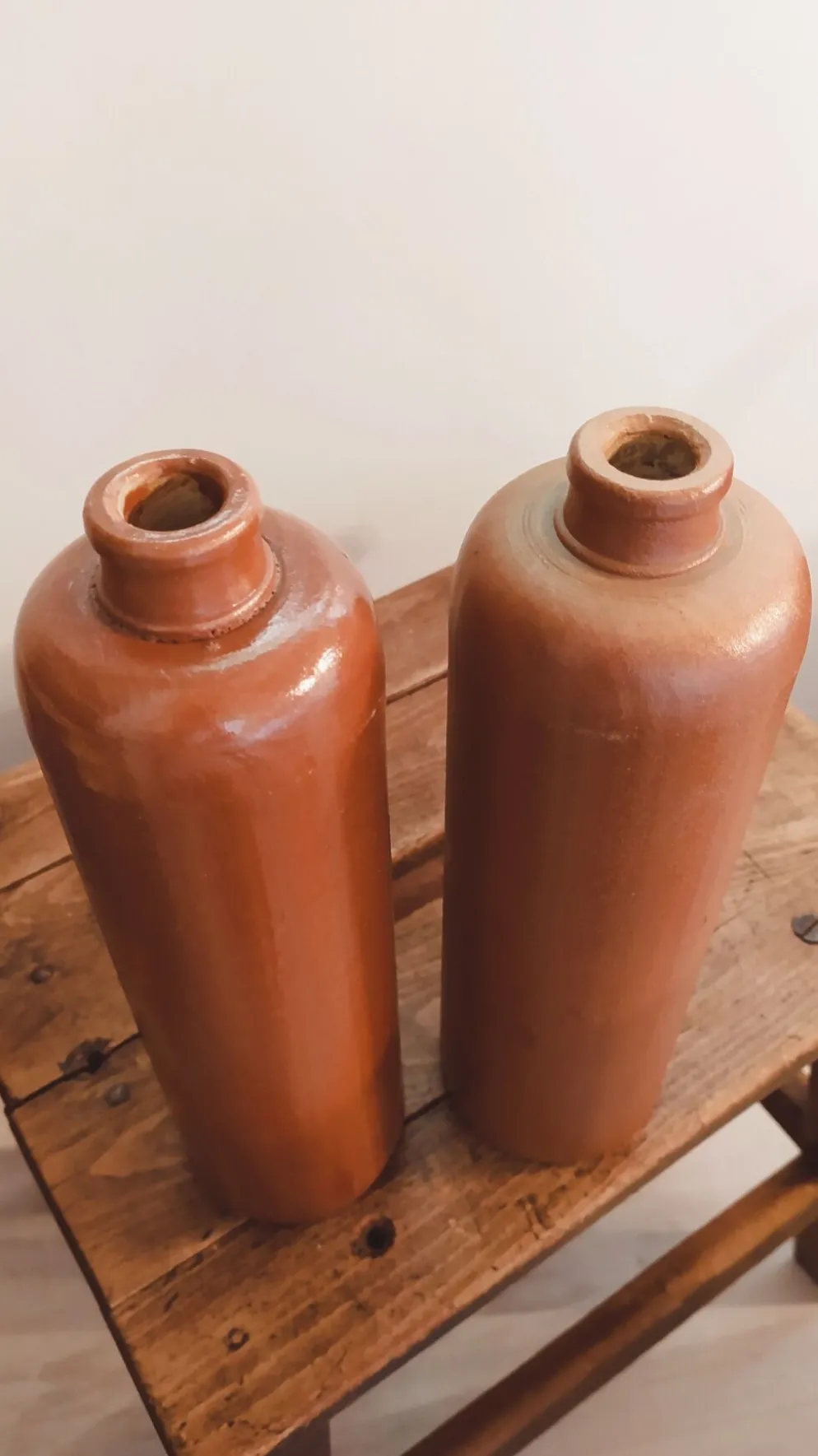 Duo de bouteilles anciennes en grès • Vases Soliflore