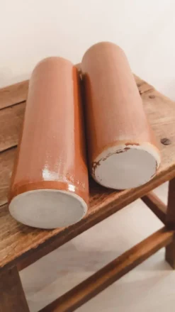Duo de bouteilles anciennes en grès • Vases Soliflore