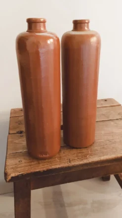 Duo de bouteilles anciennes en grès • Vases Soliflore