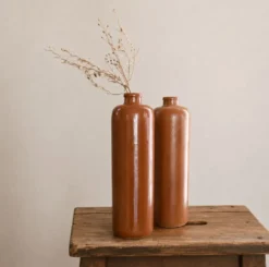 Duo de bouteilles anciennes en grès • Vases Soliflore