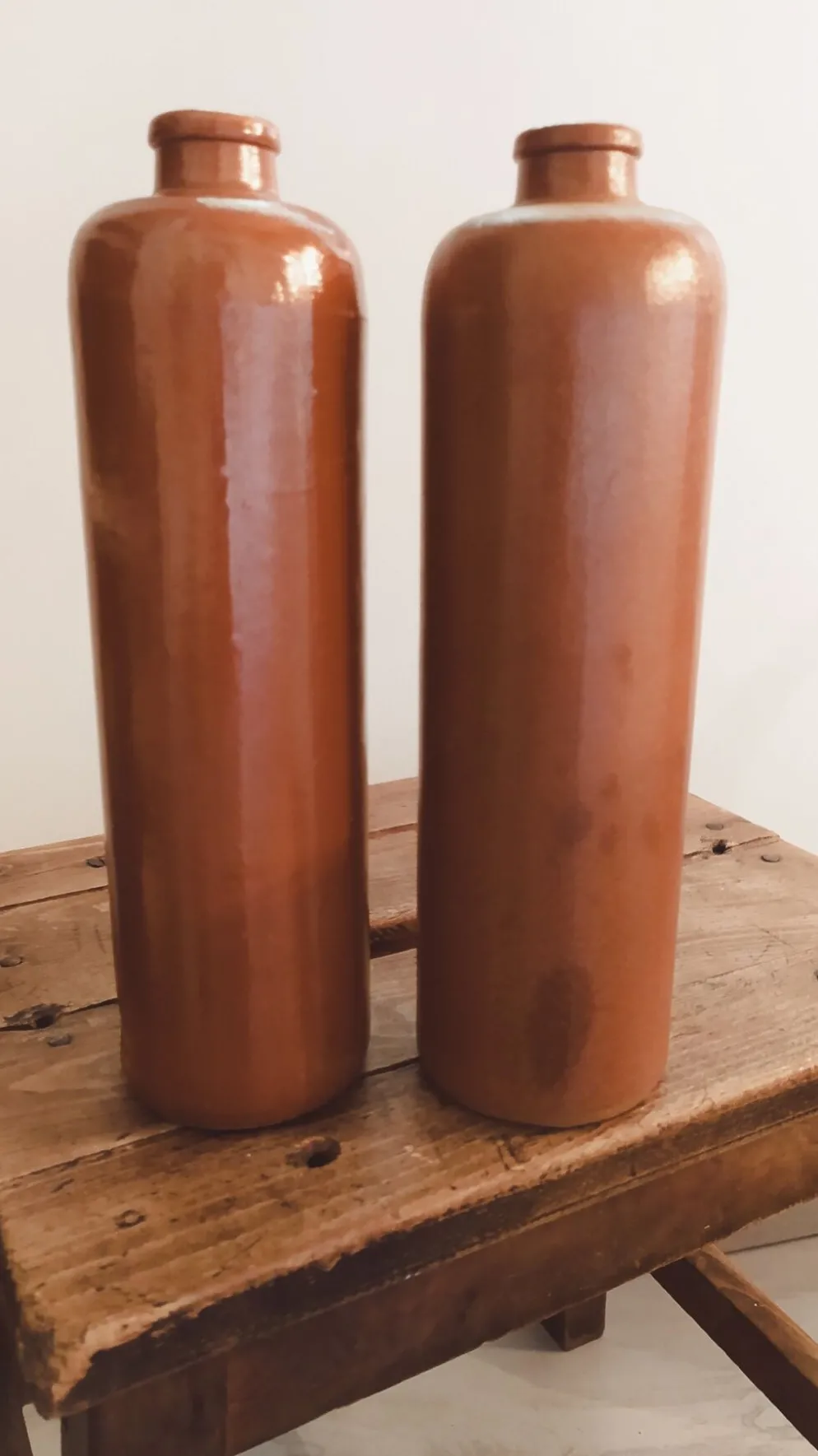 Duo de bouteilles anciennes en grès • Vases Soliflore