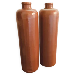 Duo de bouteilles anciennes en grès • Vases Soliflore