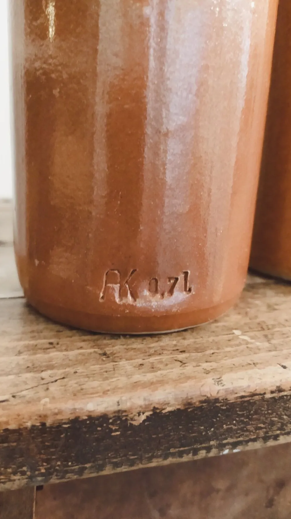 Duo de bouteilles anciennes en grès • Vases Soliflore