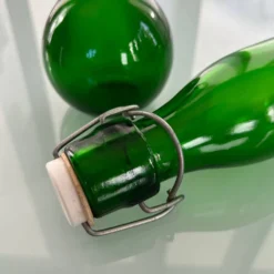 Duo de bouteilles vertes